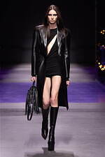 ヴェルサーチェ 2023年春夏コレクション、“ダークゴシックの女神”の姿｜写真5