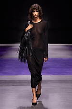 ヴェルサーチェ 2023年春夏コレクション、“ダークゴシックの女神”の姿｜写真6