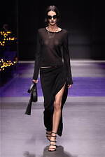 ヴェルサーチェ 2023年春夏コレクション、“ダークゴシックの女神”の姿｜写真8