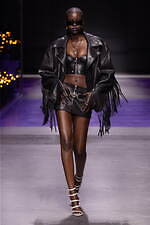 ヴェルサーチェ 2023年春夏コレクション、“ダークゴシックの女神”の姿｜写真9