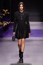 ヴェルサーチェ 2023年春夏コレクション、“ダークゴシックの女神”の姿｜写真10