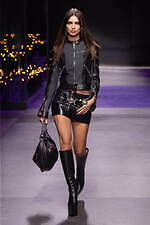 ヴェルサーチェ 2023年春夏コレクション、“ダークゴシックの女神”の姿｜写真11