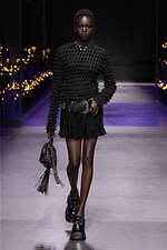 ヴェルサーチェ 2023年春夏コレクション、“ダークゴシックの女神”の姿｜写真12