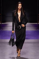 ヴェルサーチェ 2023年春夏コレクション、“ダークゴシックの女神”の姿｜写真14