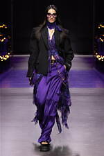 ヴェルサーチェ 2023年春夏コレクション、“ダークゴシックの女神”の姿｜写真17