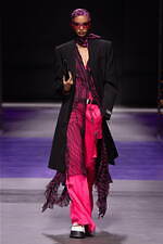 ヴェルサーチェ 2023年春夏コレクション、“ダークゴシックの女神”の姿｜写真19