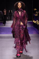 ヴェルサーチェ 2023年春夏コレクション、“ダークゴシックの女神”の姿｜写真21