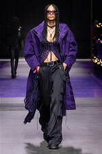 ヴェルサーチェ 2023年春夏コレクション、“ダークゴシックの女神”の姿｜写真26