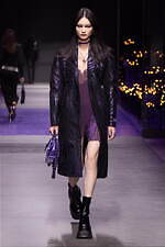 ヴェルサーチェ 2023年春夏コレクション、“ダークゴシックの女神”の姿｜写真28