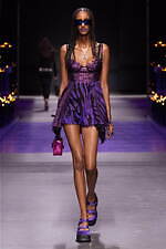 ヴェルサーチェ 2023年春夏コレクション、“ダークゴシックの女神”の姿｜写真29