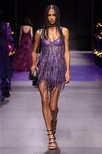 ヴェルサーチェ 2023年春夏コレクション、“ダークゴシックの女神”の姿｜写真34