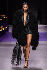 ヴェルサーチェ 2023年春夏コレクション、“ダークゴシックの女神”の姿｜写真36