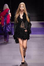 ヴェルサーチェ 2023年春夏コレクション、“ダークゴシックの女神”の姿｜写真38