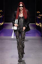 ヴェルサーチェ 2023年春夏コレクション、“ダークゴシックの女神”の姿｜写真44