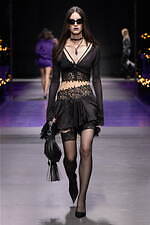 ヴェルサーチェ 2023年春夏コレクション、“ダークゴシックの女神”の姿｜写真48