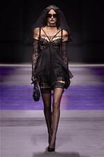 ヴェルサーチェ 2023年春夏コレクション、“ダークゴシックの女神”の姿｜写真50