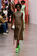 フェンディ 2023年春夏ウィメンズコレクション、"過去のコード”への尽きぬ探求｜写真25