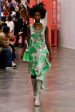 フェンディ 2023年春夏ウィメンズコレクション、"過去のコード”への尽きぬ探求｜写真28