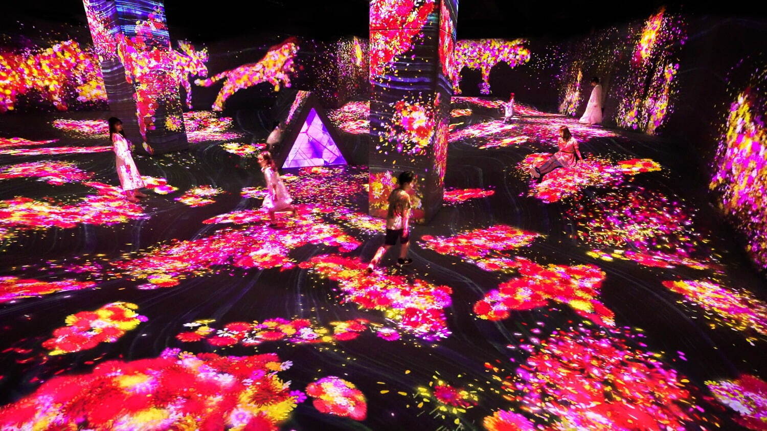 福岡「チームラボフォレスト」デジタルアートが秋仕様に、紅葉した森に住む動物たちの作品など｜写真1