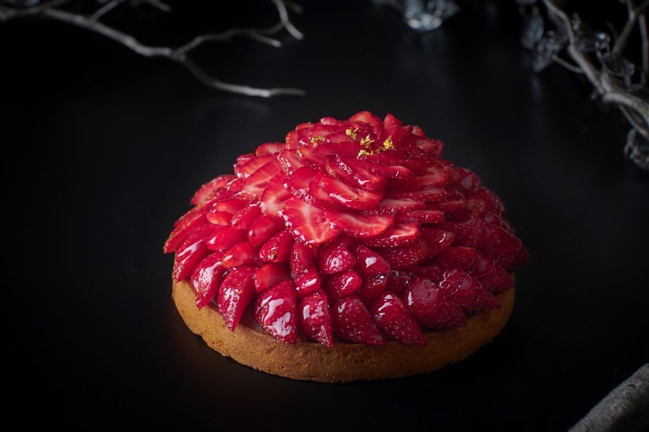 ヒルトン東京お台場22年クリスマスケーキ、”黒＆赤”いちごが主役のタルト2種など