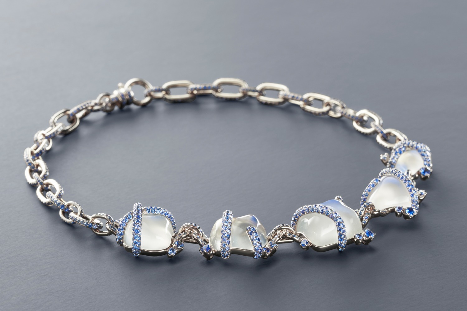 ポメラート“ジュエリーの世界”を楽しむ展覧会が原宿で、イタリア・ミラノ発のデザインを紹介