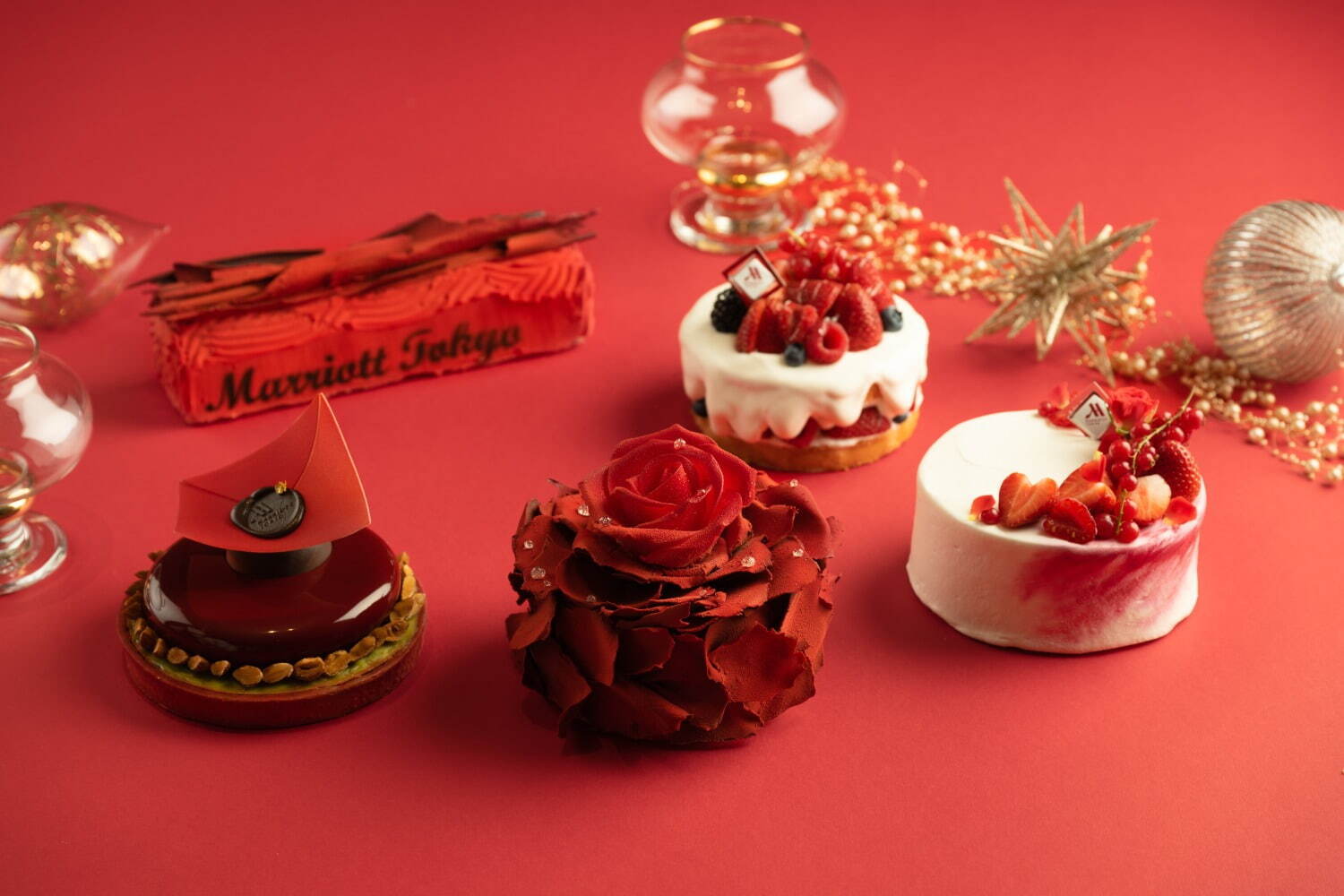 東京マリオットホテルのクリスマスケーキ 2022、真っ赤なチョコレートのバラで飾った「ローズ」ほか｜写真1