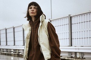 キート×ワイルドシングス、ストラップ付防水ダウンベスト＆高機能フリースセットアップ