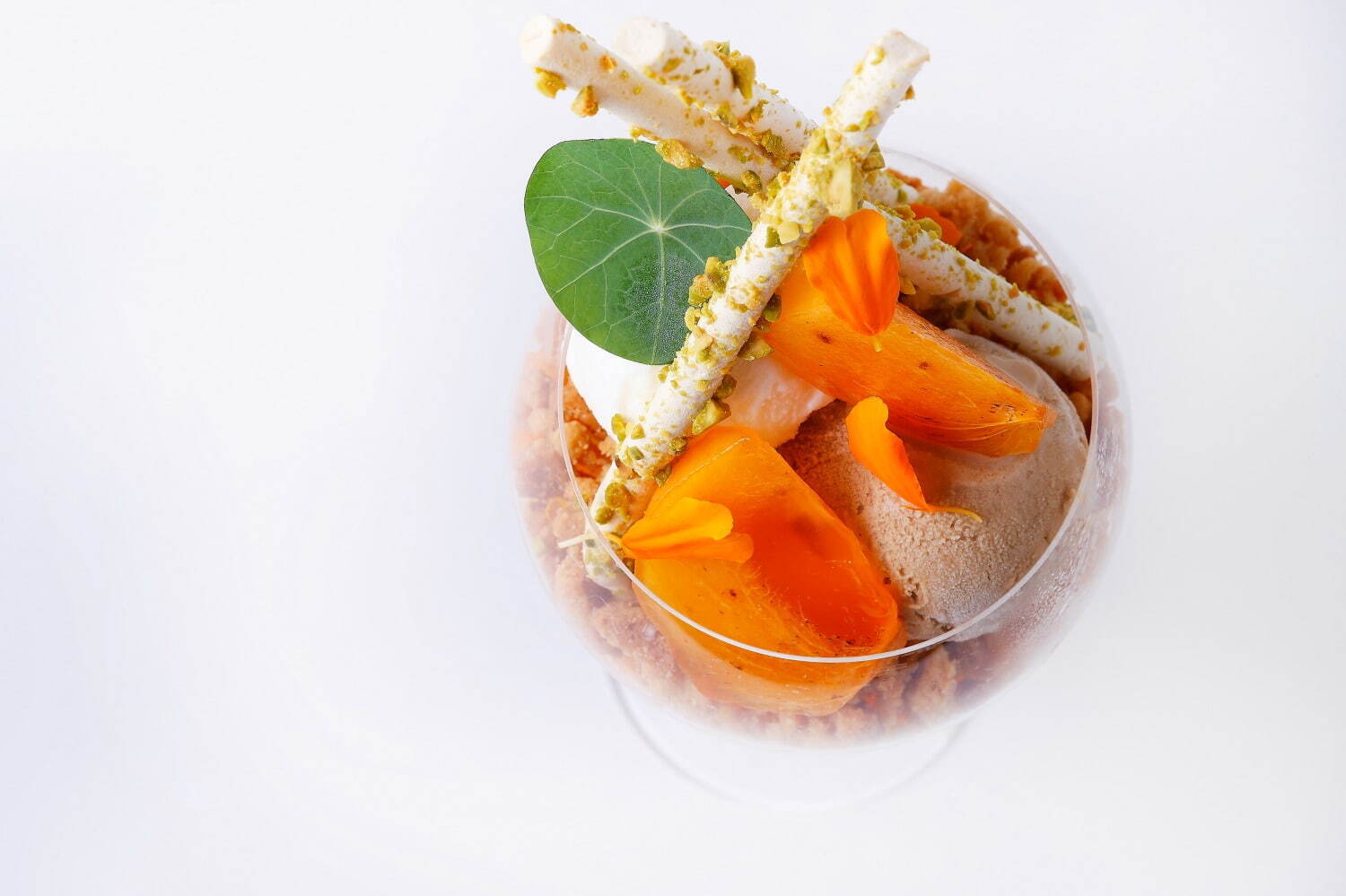 エンポリオ アルマーニ カフェ、”上品な甘さの柿×香り豊かなチャイ”の限定パフェ｜写真2