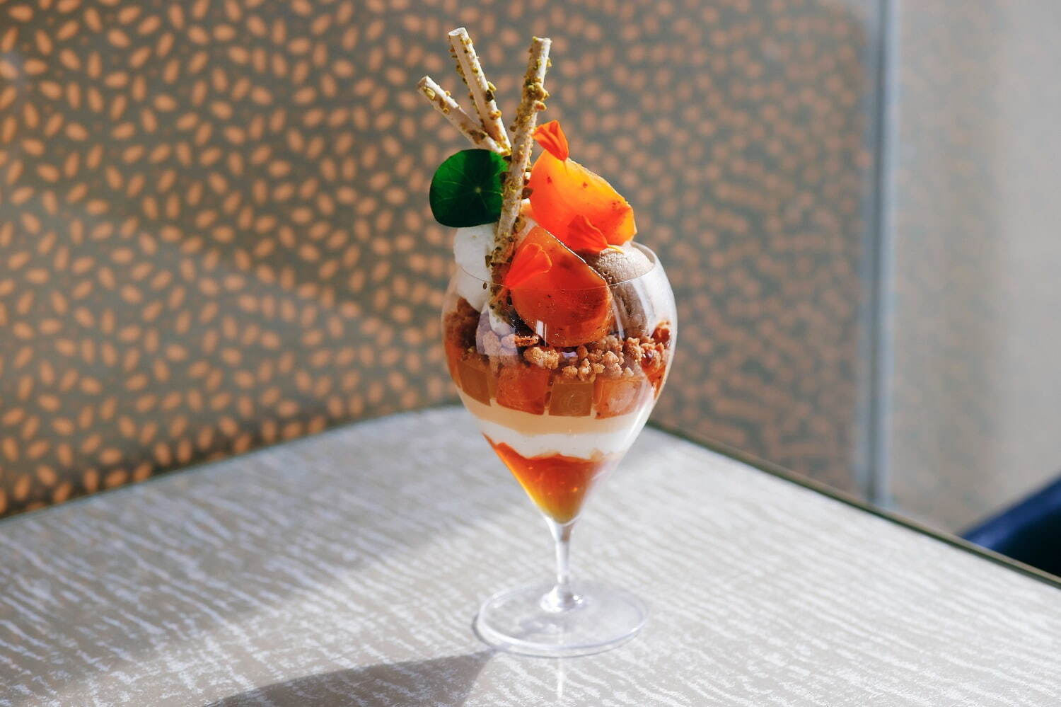 エンポリオ アルマーニ カフェ、”上品な甘さの柿×香り豊かなチャイ”の限定パフェ｜写真5