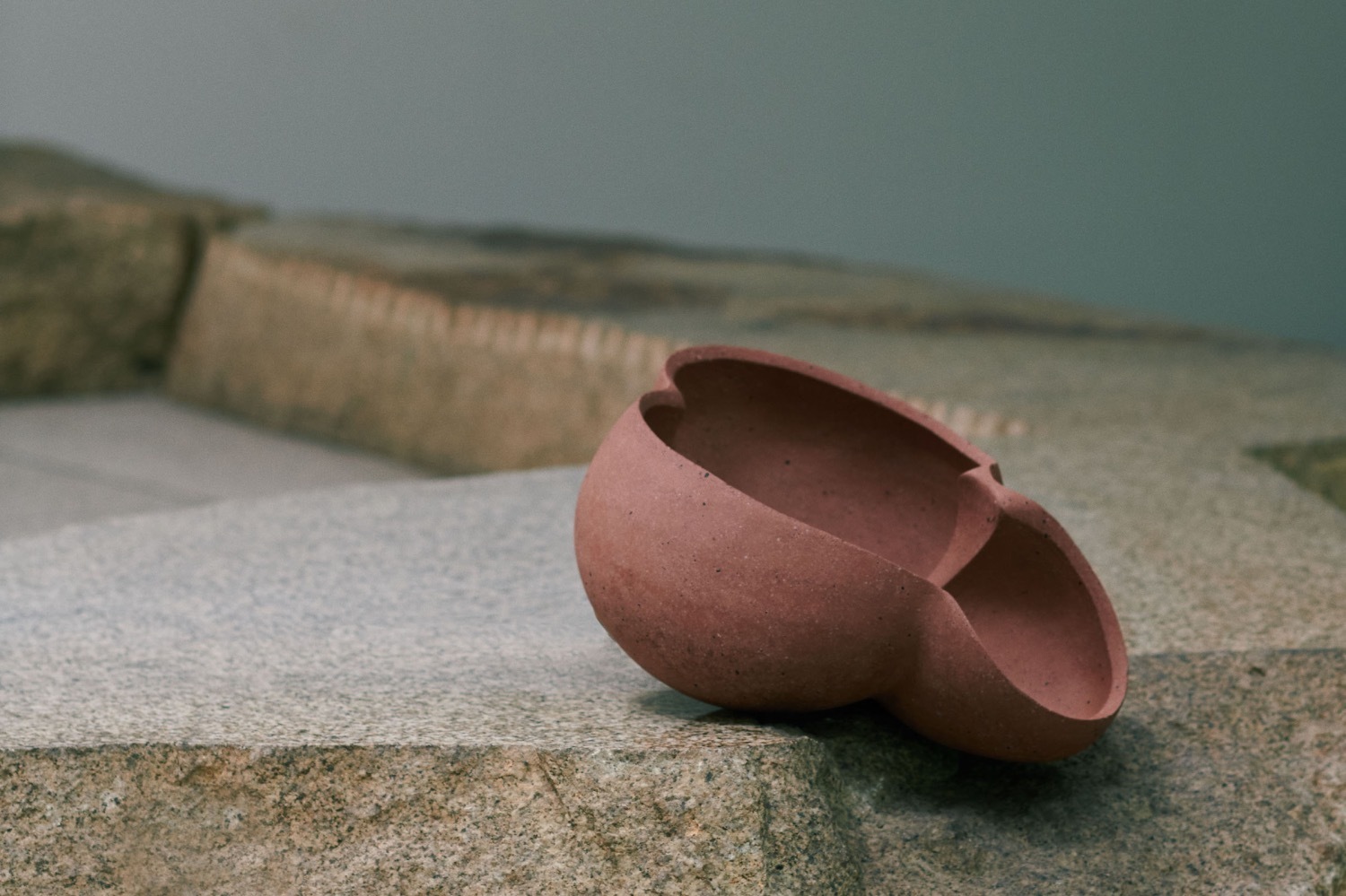 西洋美術｜ゾーイ・パウエルの日本初個展が東京で、“生命を包み込む構造”に着想した有機的な器を紹介