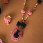 Q-pot. 秋冬新作アクセサリー、“浮き出る黒ネコ”絵画やテディベア＆リボンのネックレスなど｜写真7