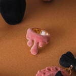 Q-pot. 秋冬新作アクセサリー、“浮き出る黒ネコ”絵画やテディベア＆リボンのネックレスなど｜写真11