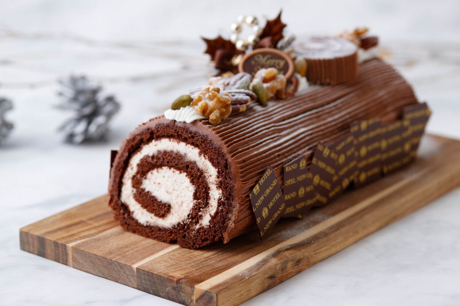 横浜・ホテルニューグランドの2022クリスマスケーキ、小さなロールケーキを積み重ねたカラフルケーキ｜写真2