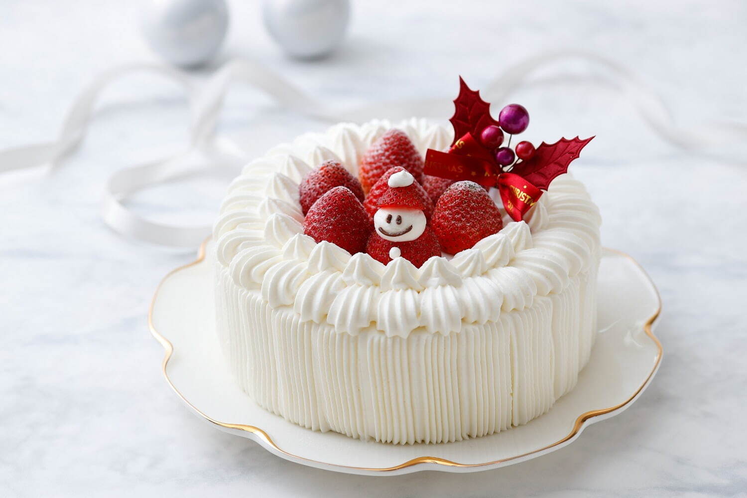 横浜・ホテルニューグランドの2022クリスマスケーキ、小さなロールケーキを積み重ねたカラフルケーキ｜写真1
