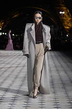 サンローラン 2023年夏ウィメンズコレクション - 舞踏家 マーサ・グレアムのドレスを再解釈｜写真27