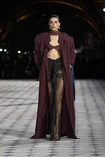 サンローラン 2023年夏ウィメンズコレクション - 舞踏家 マーサ・グレアムのドレスを再解釈｜写真31