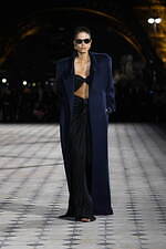 サンローラン 2023年夏ウィメンズコレクション - 舞踏家 マーサ・グレアムのドレスを再解釈｜写真32