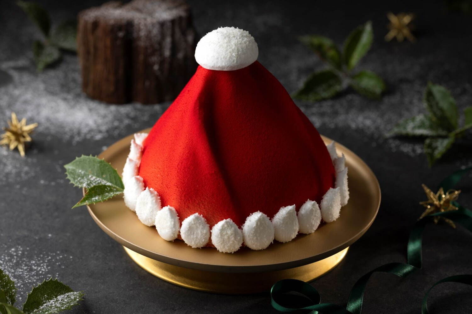 シェラトン都ホテル東京22年クリスマスケーキ、真っ赤な”サンタの帽子”型のチーズケーキ｜写真1