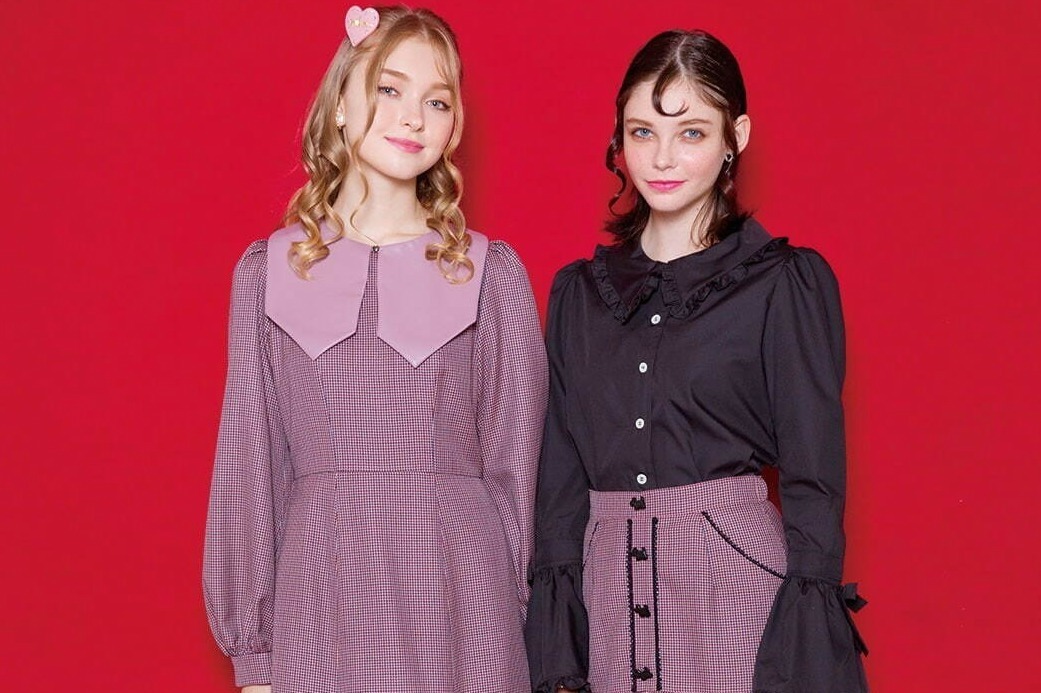 ミルク新作“テリア”ボタンが連なるスカート＆フレア袖の2WAYブラウス、大きなテリア型バッグも