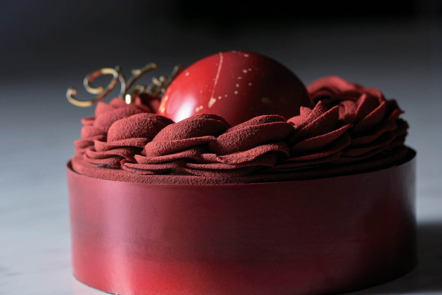 オークラ東京2022年クリスマスケーキ、カカオムース×ココアビスキュイの“真っ赤な”チョコケーキ｜写真1