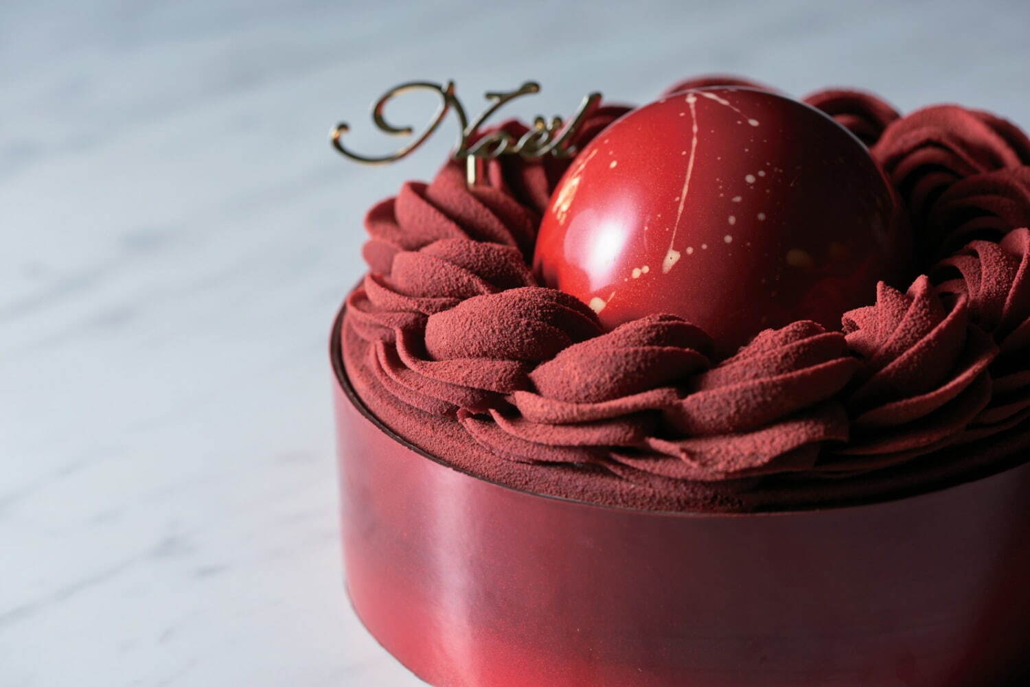 オークラ東京2022年クリスマスケーキ、カカオムース×ココアビスキュイの“真っ赤な”チョコケーキ｜写真3
