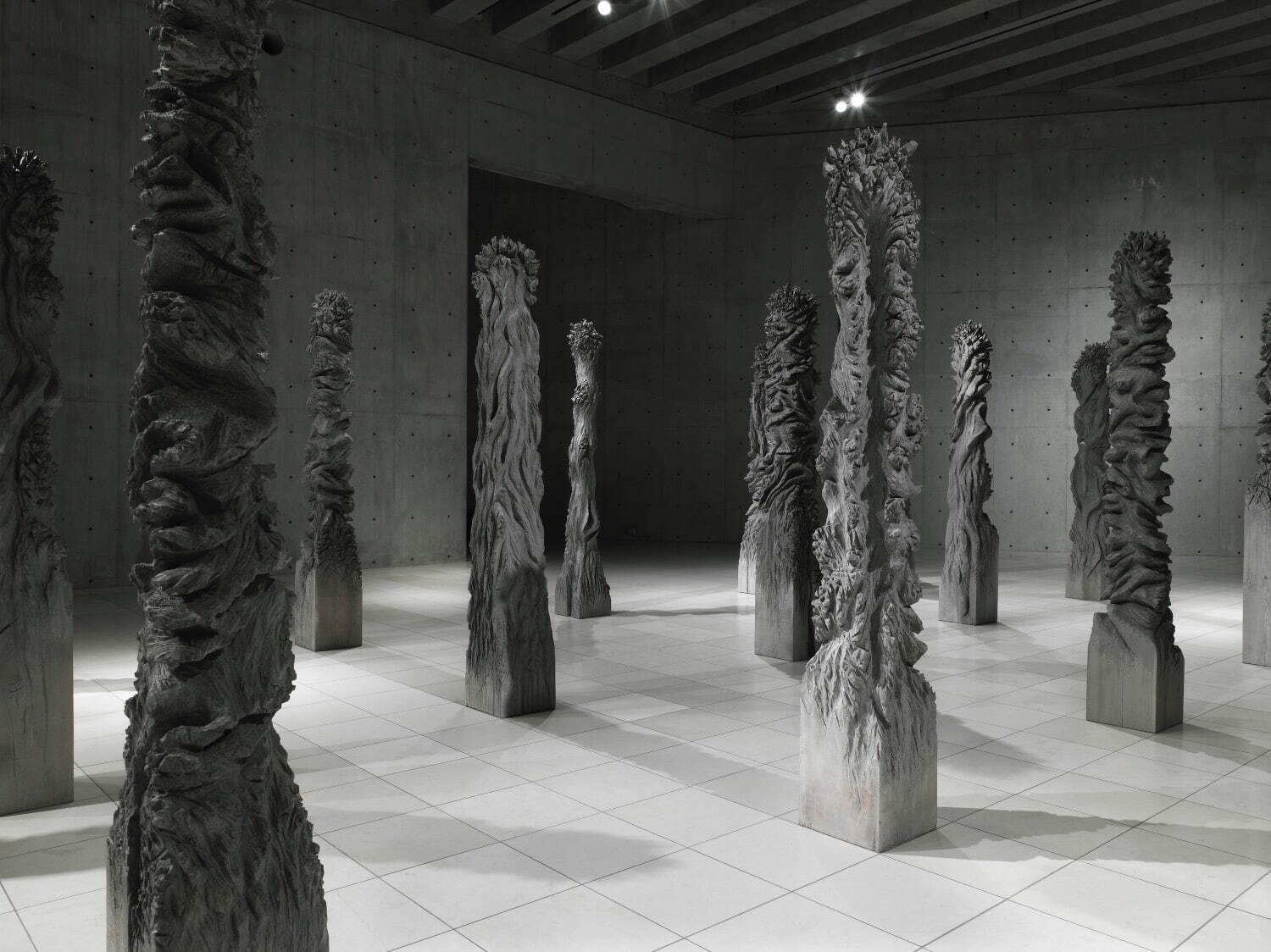 戸谷成雄《森IX》2008年 220×30×30cm 木、灰、アクリル ベルナール・ビュフェ美術館蔵 撮影：山本糾(ヴァンジ彫刻庭園美術館「戸谷成雄 洞穴の記憶」展示風景)