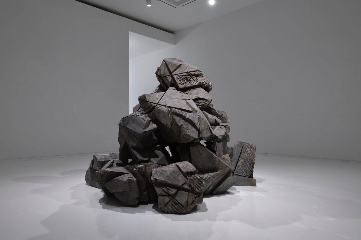 戸谷成雄《視線体─積》2021年 142×171×201cm 木、灰、アクリル 作家蔵 Copyright the artist Courtesy of ShugoArts