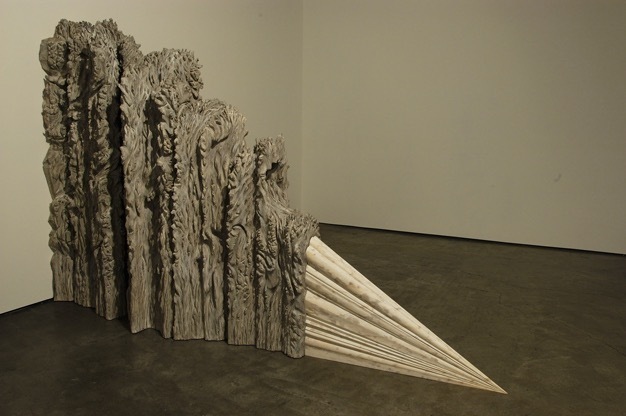 戸谷成雄《射影体》2004年
197x310x67cm 木、灰、アクリル 作家蔵
Copyright the artist Courtesy of ShugoArts