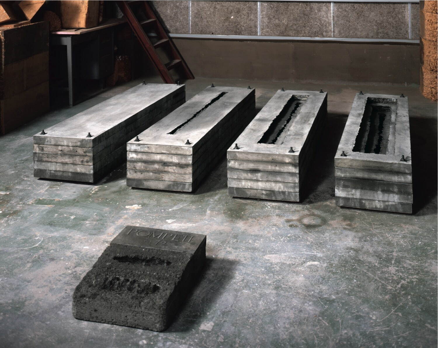 戸谷成雄《POMPEII‥79》〈Part1〉1974/1987年 15×60×60cm、45×45×170cm(4pcs) コンクリート(板) 作家蔵 撮影：戸谷成雄