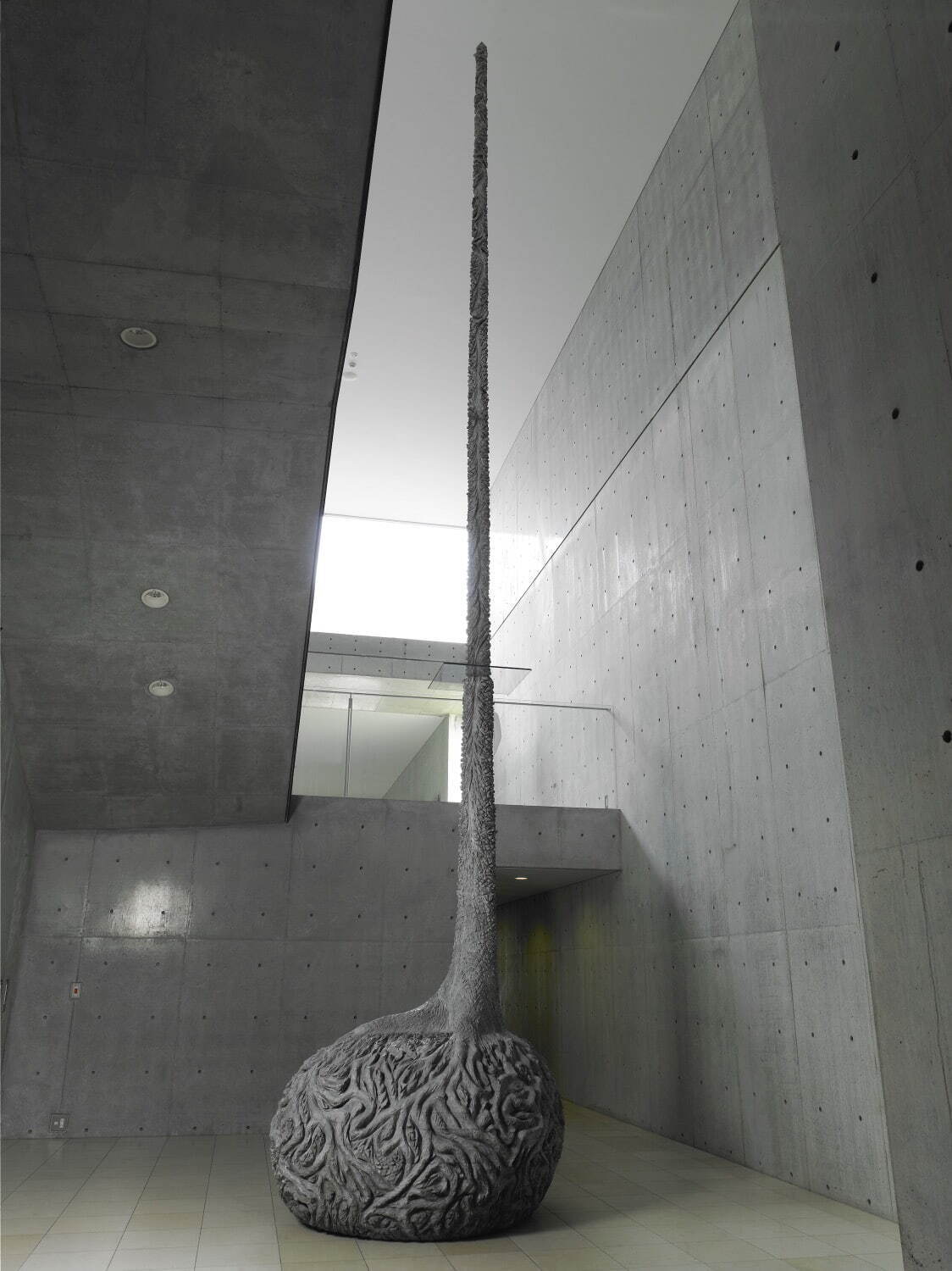 戸谷成雄《雷神─09》2009年 932×170×155cm 木、灰、アクリル、ガラス 作家蔵 撮影：山本糾(ヴァンジ彫刻庭園美術館「戸谷成雄 洞穴の記憶」展示風景)