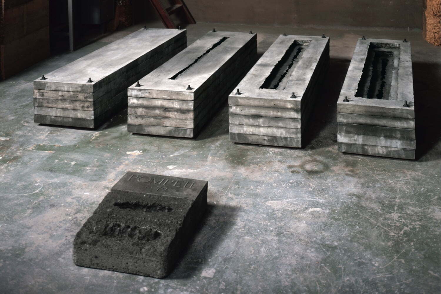 現代彫刻家・戸谷成雄の個展が長野県立美術館で -「表面・構造」や「言語」などに着目、初期〜近作を紹介