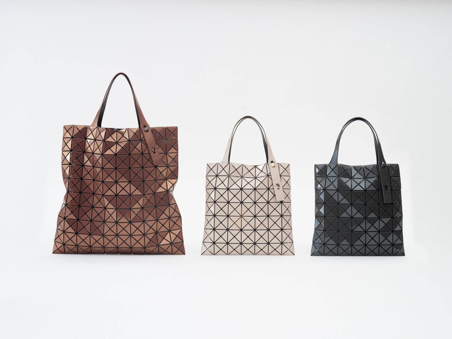 BAO BAO ISSEY MIYAKE新作“平行四辺形のピース”バケツ型バッグ、三角 