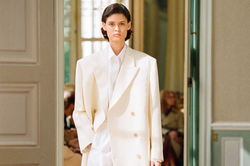 ザ・ロウ 2023年夏コレクション - 時にはドレッシーな装いを