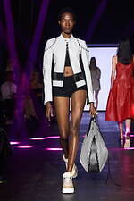 クロエ 2023年春夏コレクション、次世代エネルギー“核融合”を着想源に｜写真20